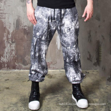 Fábrica de pantalones de pie de paquete de camuflaje suelto para hombres de moda